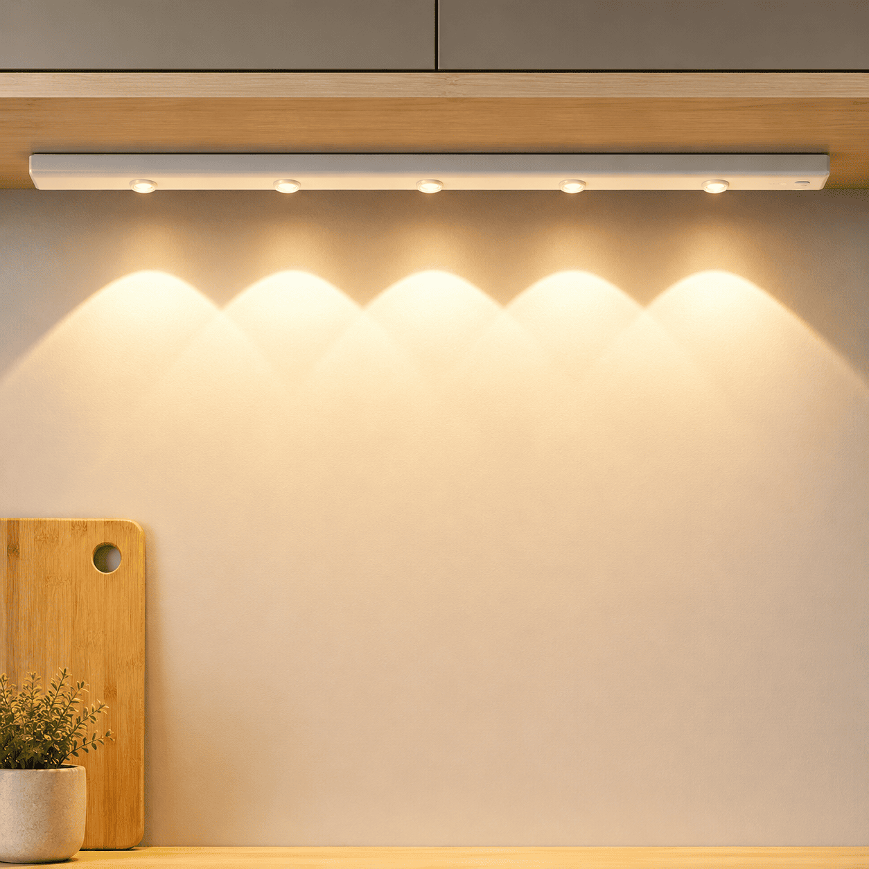 Aluminijumska LED lampa 80 cm sa senzorom pokreta i punjivom baterijom, modernog i tankog dizajna za praktično osvetljenje doma.