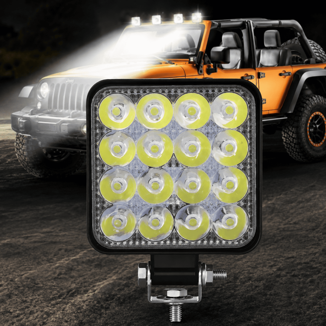 LED radni far 48W za automobil, kamion, traktor i terensko vozilo, sa praktičnim metalnim nosačem za jednostavniju montažu.