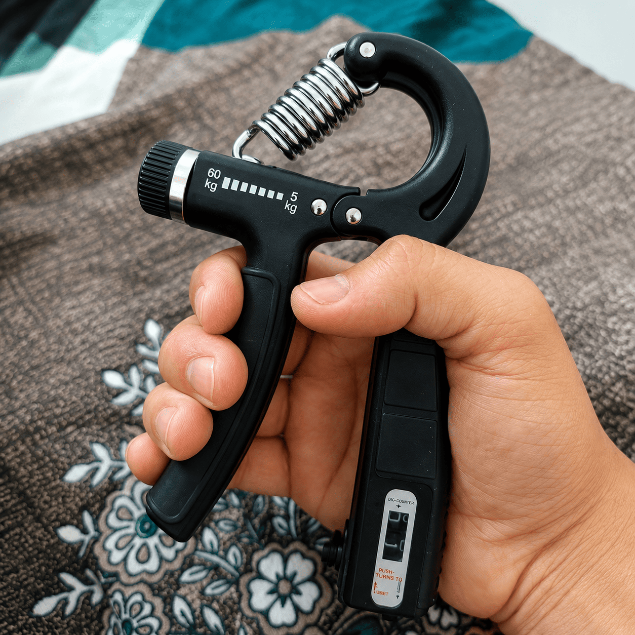 Hand Grip opruga za šaku sa mehaničkim brojačem ponavljanja i podešavanjem otpora, pogodna za svakodnevni trening snage stiska.