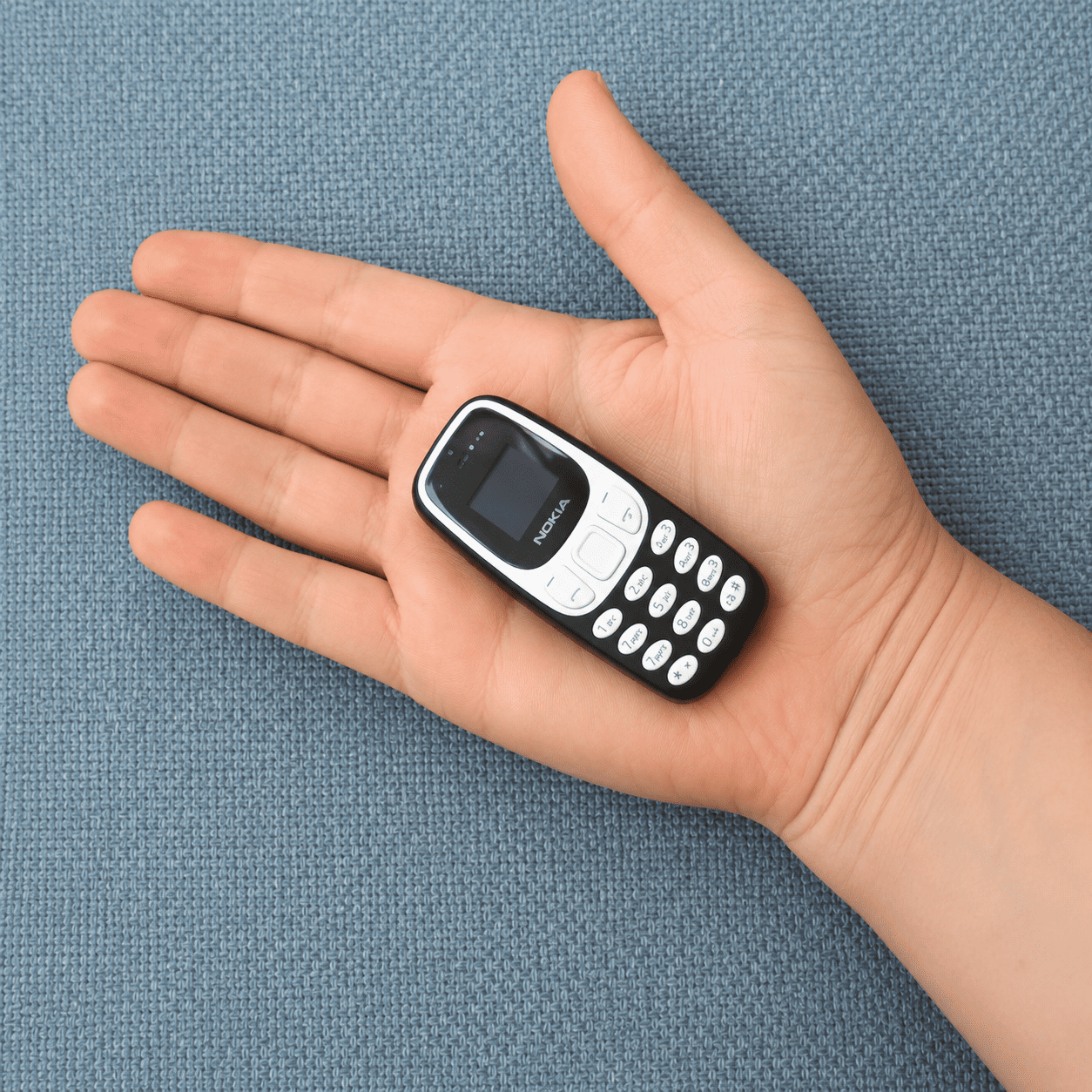 Mini Nokia 3310 BM10 sa klasičnim izgledom, fizičkim tasterima i malim ekranom, jednostavan telefon za osnovnu komunikaciju i pozive.