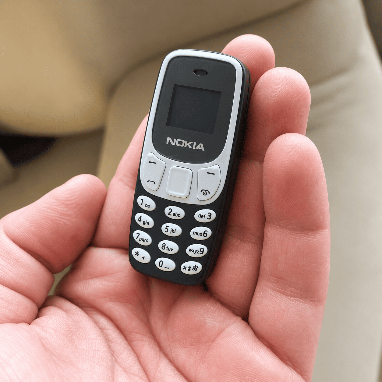 BM10 Mini Nokia telefon sa retro dizajnom inspirisanim modelom 3310, praktičan izbor za korisnike kojima je potreban mali i jednostavan mobilni telefon.