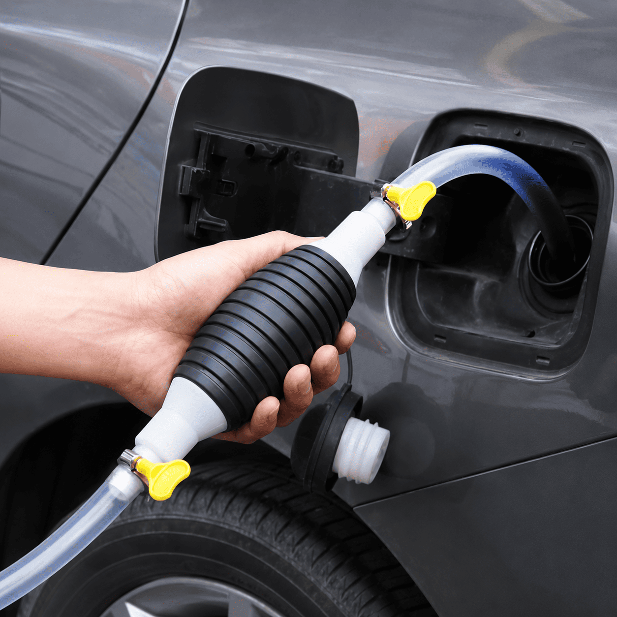 Ručna pumpica za pretakanje benzina i dizela sa fleksibilnim crevima i ergonomskim oblikom, praktična za čuvanje u automobilu ili garaži.