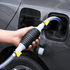 Ručna pumpica za pretakanje benzina i dizela sa fleksibilnim crevima i ergonomskim oblikom, praktična za čuvanje u automobilu ili garaži.