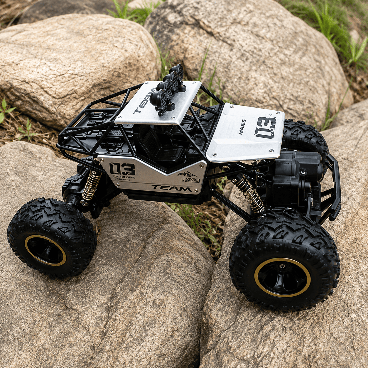 Dečiji RC Rock Crawler džip na daljinsko upravljanje sa velikim gumama i sportskim terenskim dizajnom, odličan izbor za igru u kući i napolju.