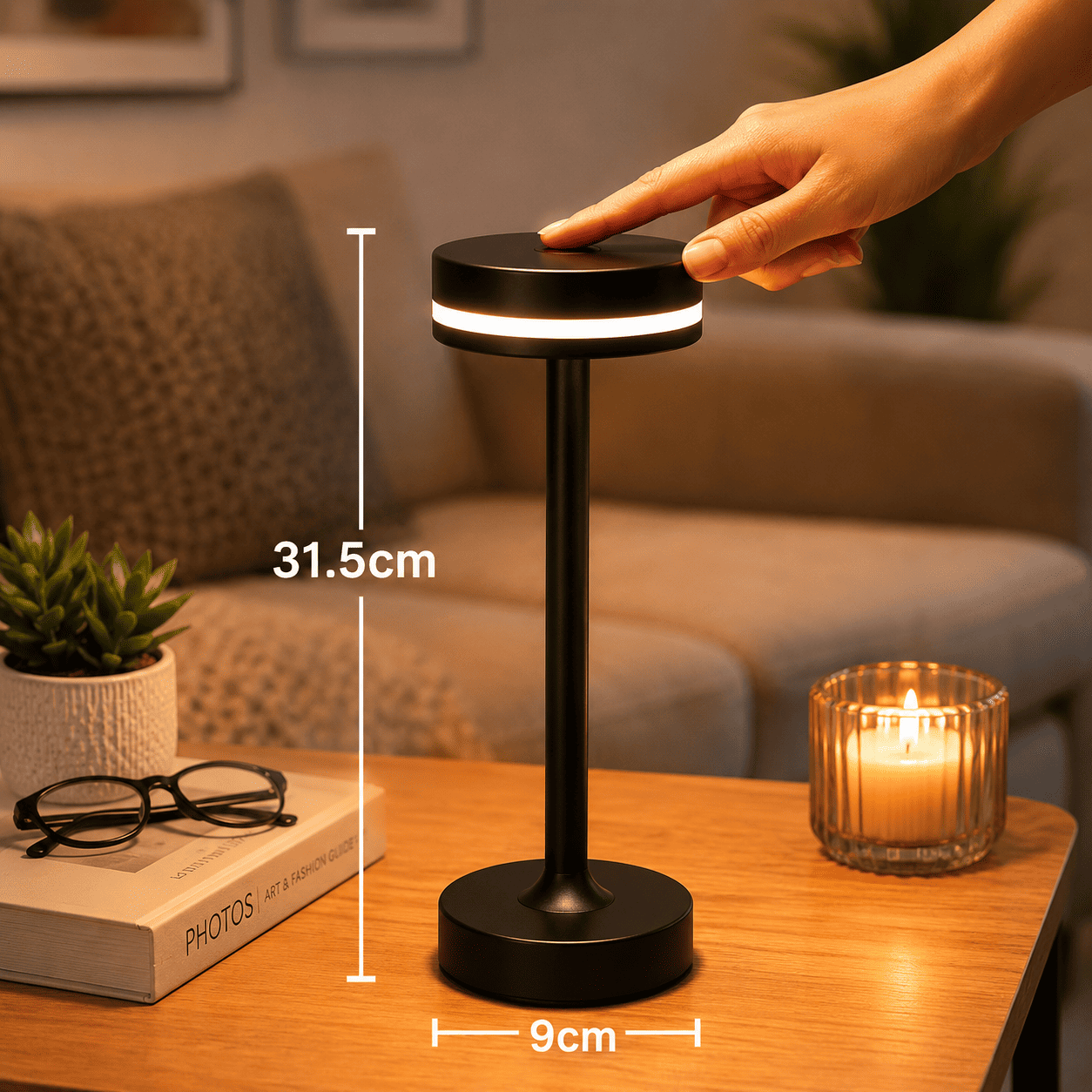 Crna punjiva stona LED lampa sa tri nivoa osvetljenja i upravljanjem na dodir, idealna za stvaranje prijatne atmosfere u restoranima, kafićima i baštama.