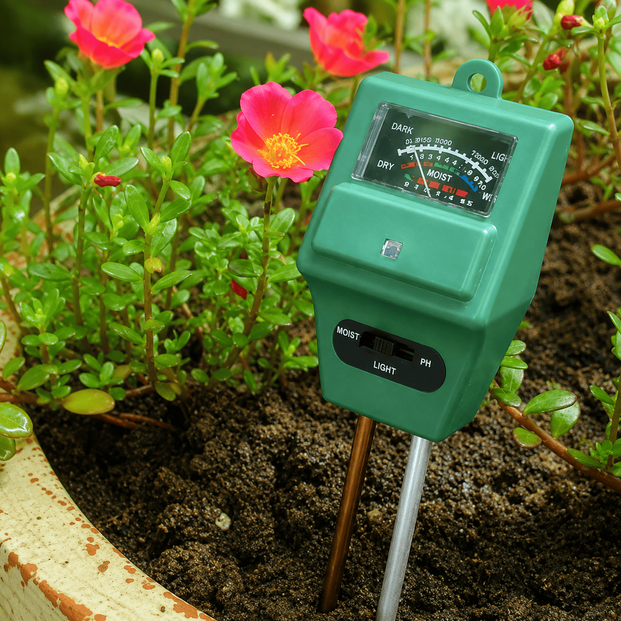 Soil Meter tester za biljke sa merenjem vlage, pH vrednosti i svetlosti, jednostavan za postavljanje direktno u zemlju bez komplikovanog korišćenja.